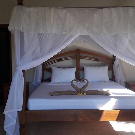 Warung Pantai Bungalows 아메드 외부 사진